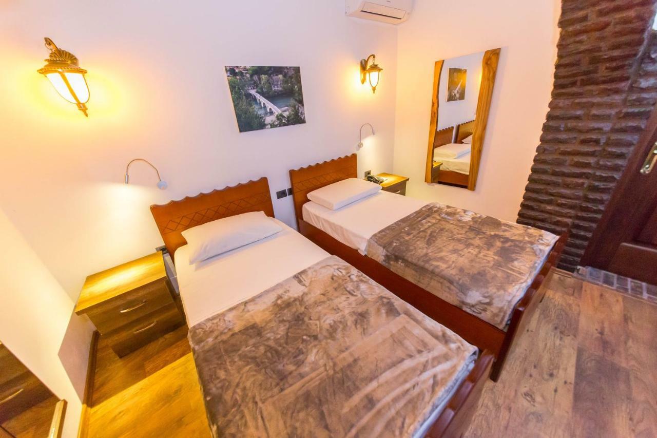 Heraklis Hotel Berat Bagian luar foto
