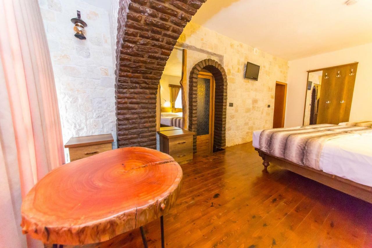 Heraklis Hotel Berat Bagian luar foto