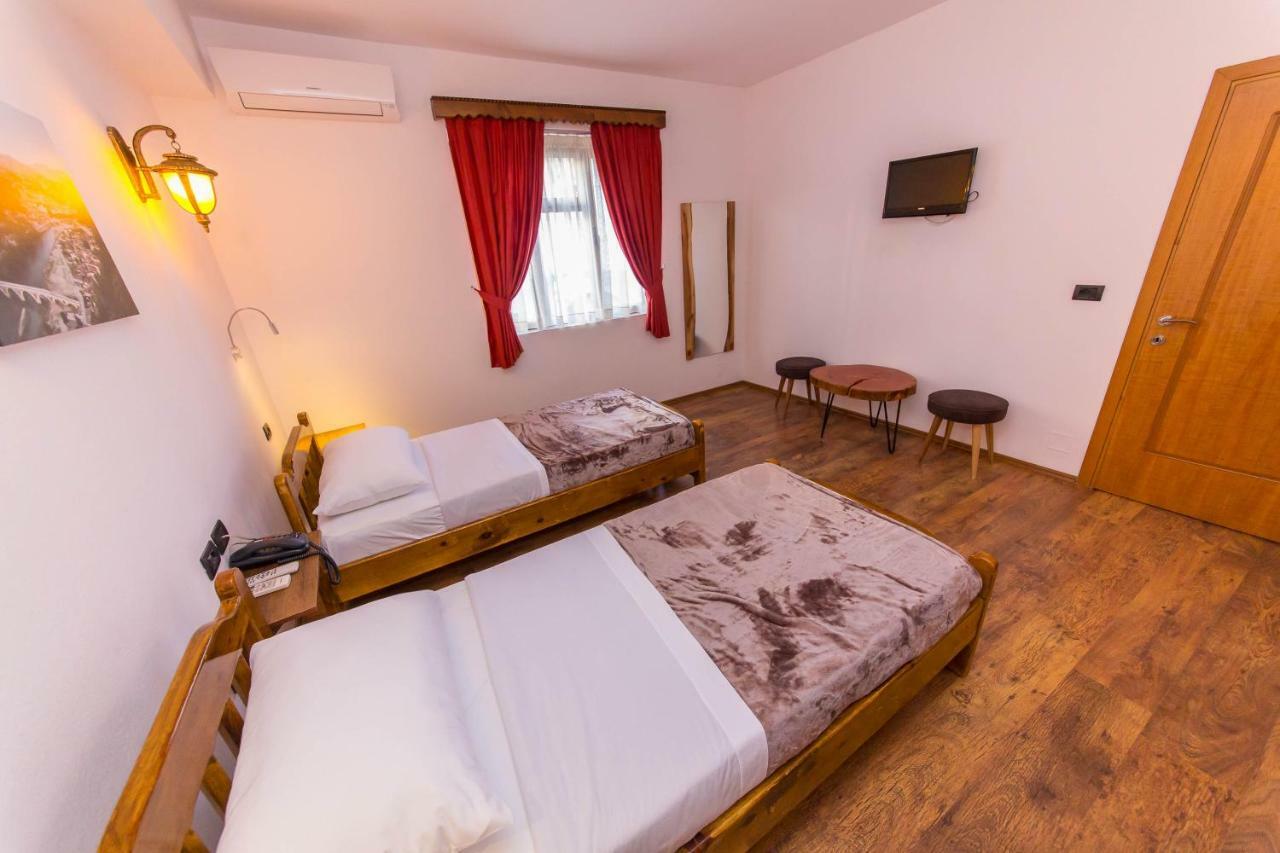 Heraklis Hotel Berat Bagian luar foto