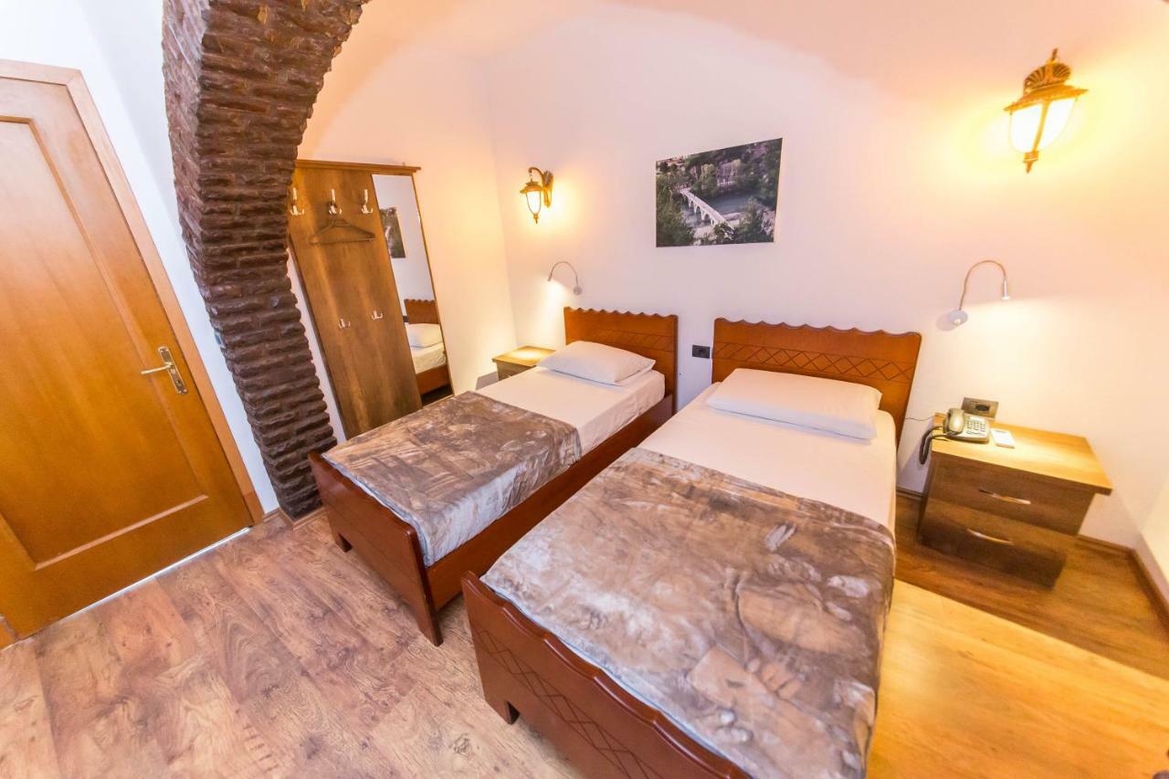Heraklis Hotel Berat Bagian luar foto